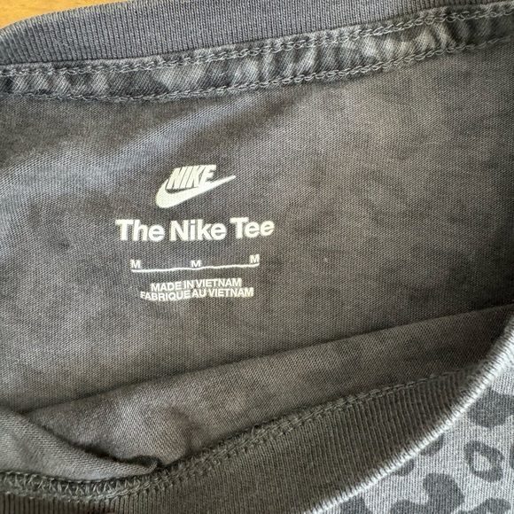 Nike Women’s cheetah print shirt - Picture 3 of 3